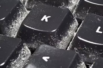 Ce que cache vraiment votre clavier : poussière, germes et pannes